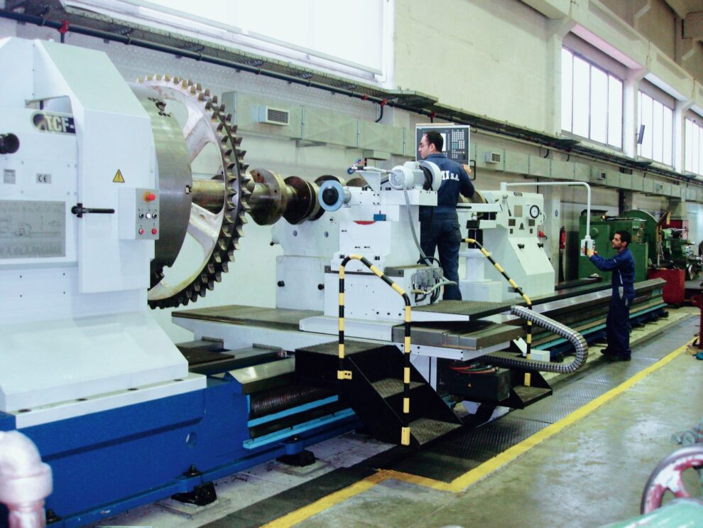 Precision grinding of 2-stroke main engine camshaft journals and lobes at KIMI’s reconditioning workshop.