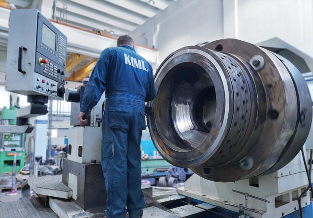 Precision CNC machining of 2-stroke cylinder cover sealing surfaces to OEM specifications at KIMI.