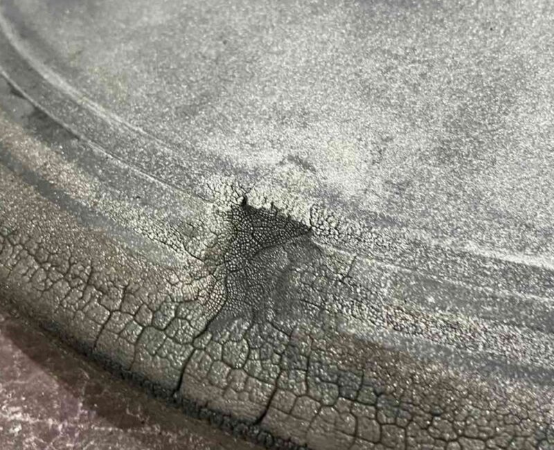 Minor deviation on the exhaust valve sealing surface causing blow-by and thermal damage